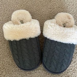 Cable knit slippers